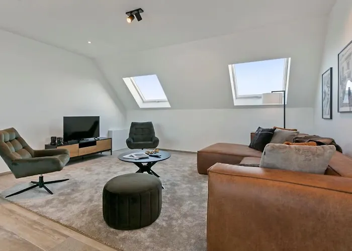 Huswell - Spacious 3 Bedroom Apartment With Private Garage