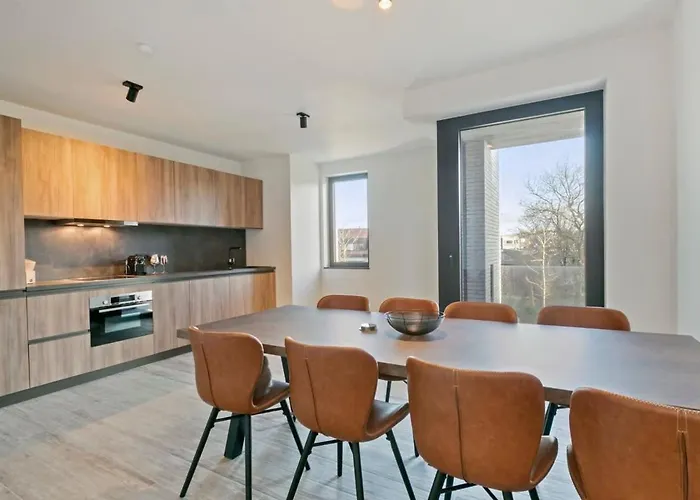 Huswell - Spacious 3 Bedroom Apartment With Private Garage