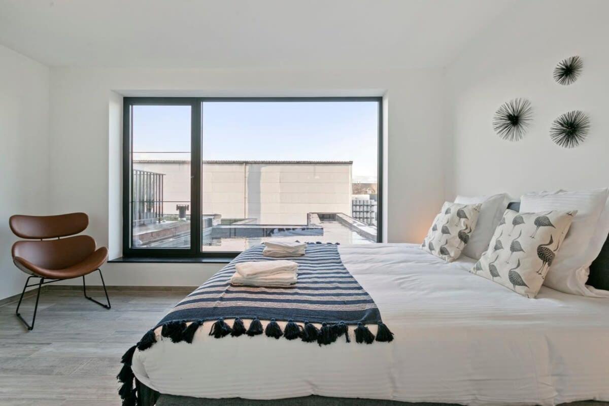 Huswell - Spacious 3 Bedroom With Private Garage Apartment