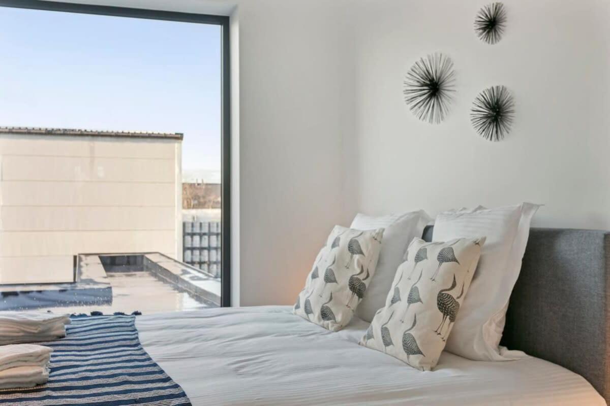 Huswell - Spacious 3 Bedroom With Private Garage Apartment
