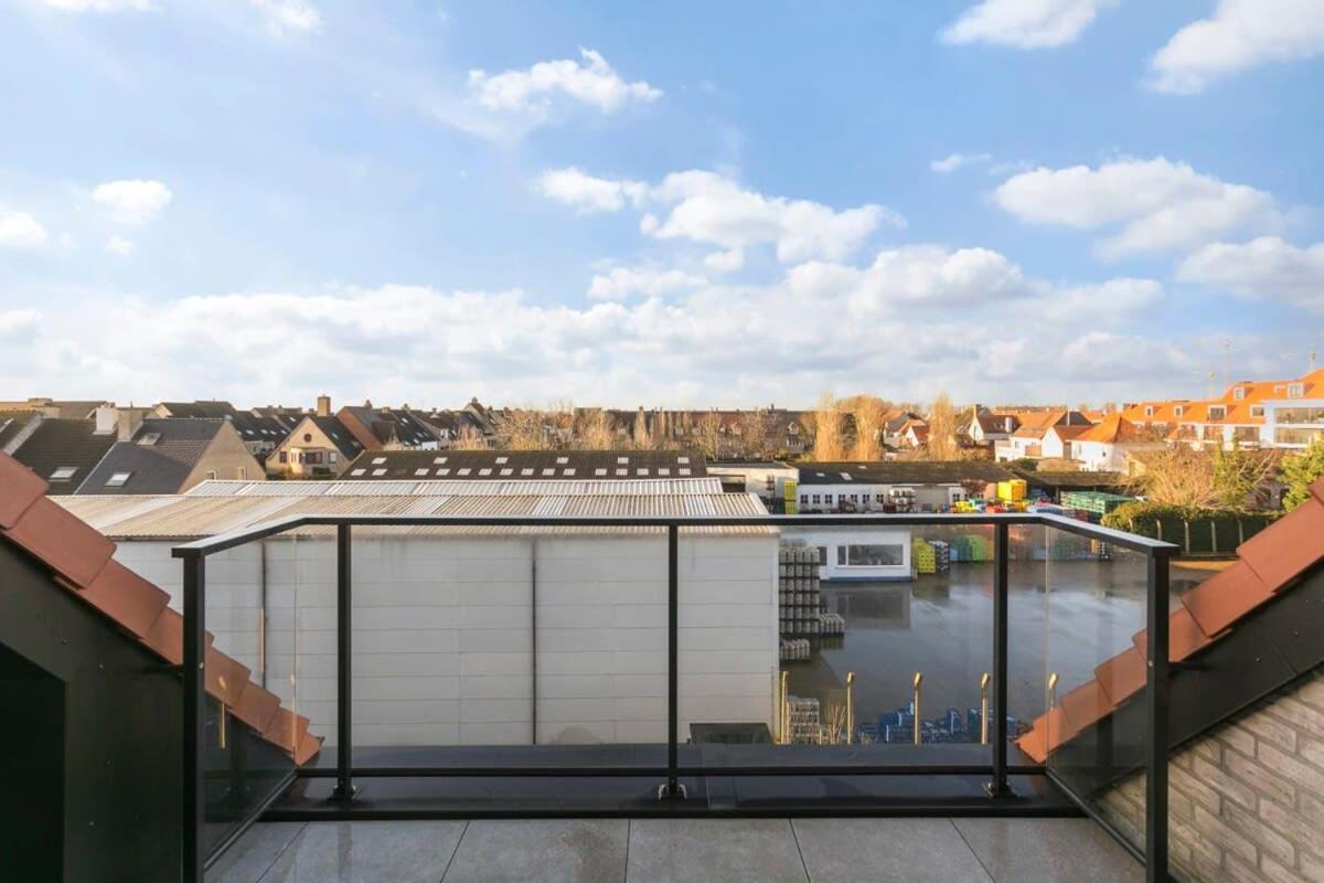 Huswell - Spacious 3 Bedroom With Private Garage Apartment *