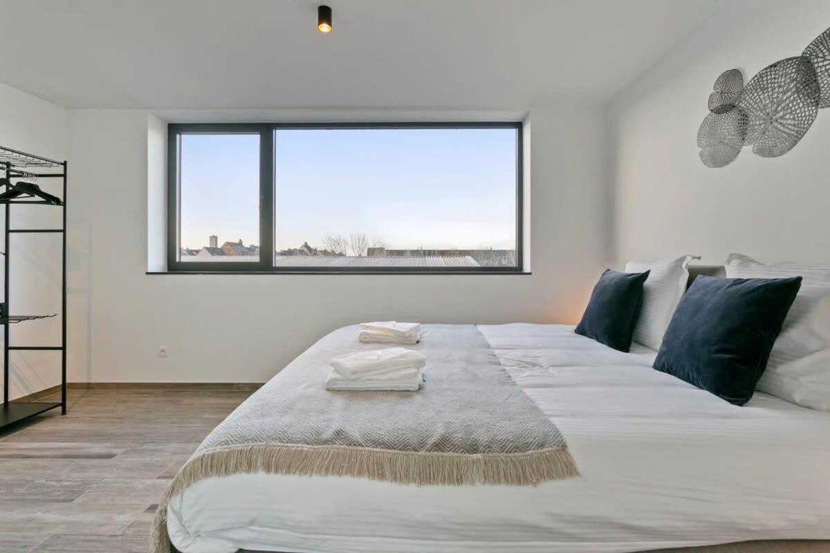 Huswell - Spacious 3 Bedroom With Private Garage Apartment