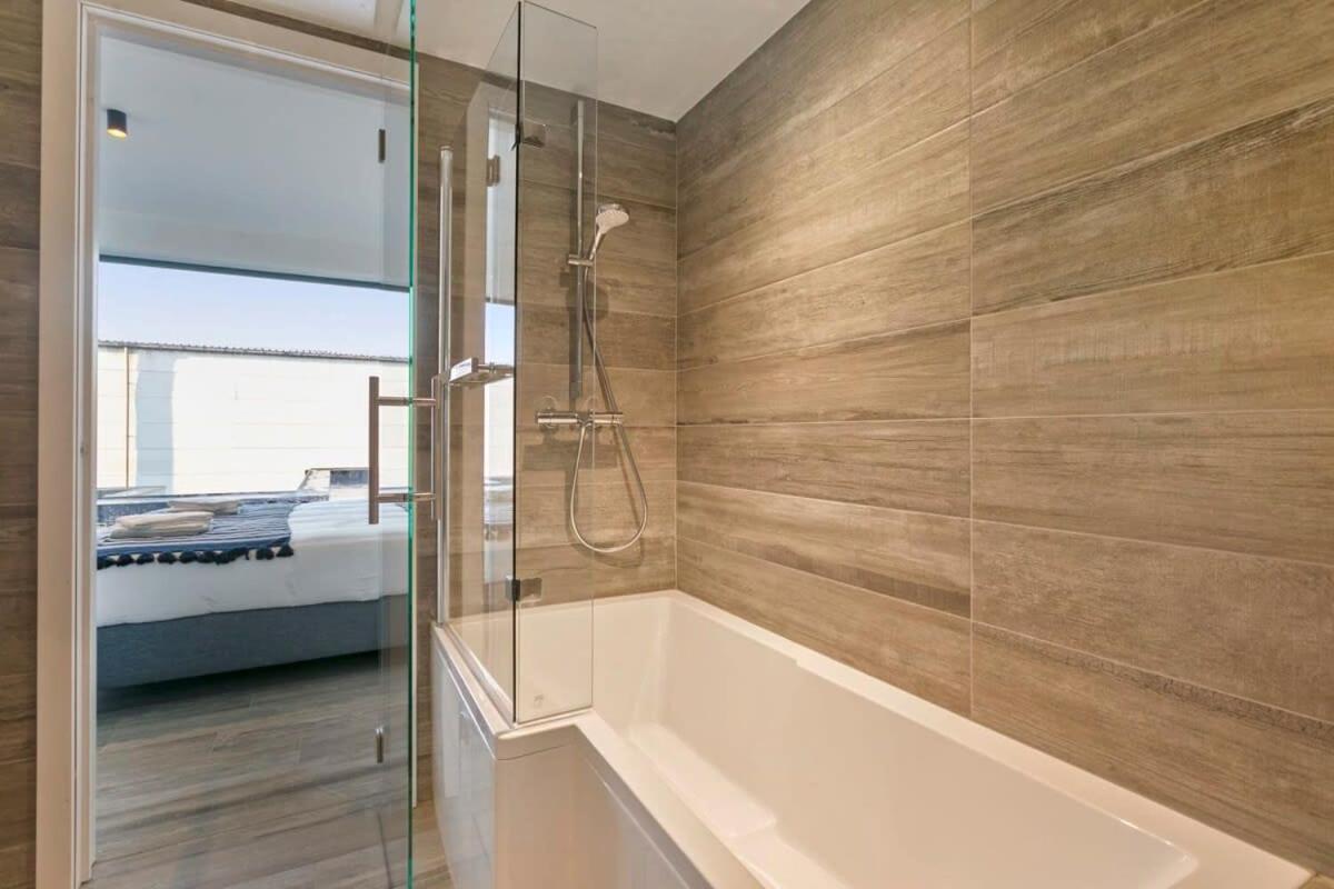 Huswell - Spacious 3 Bedroom With Private Garage Apartment *