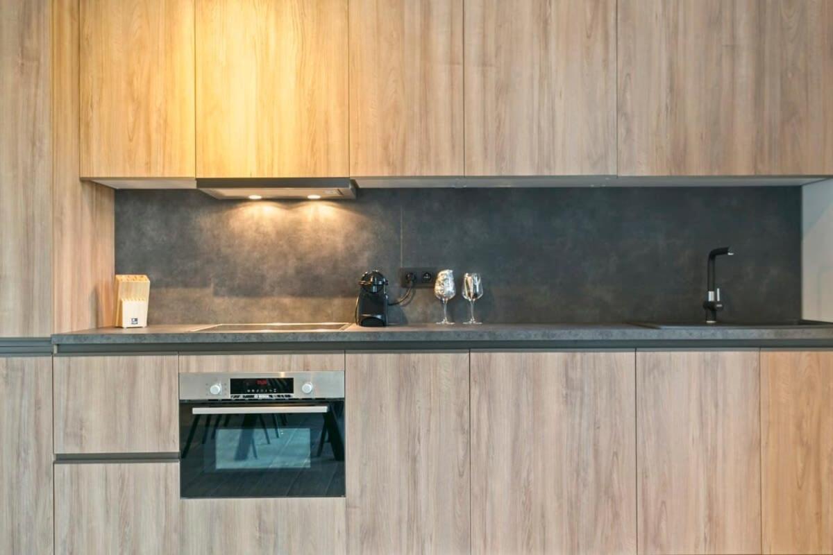 Huswell - Spacious 3 Bedroom With Private Garage Apartment