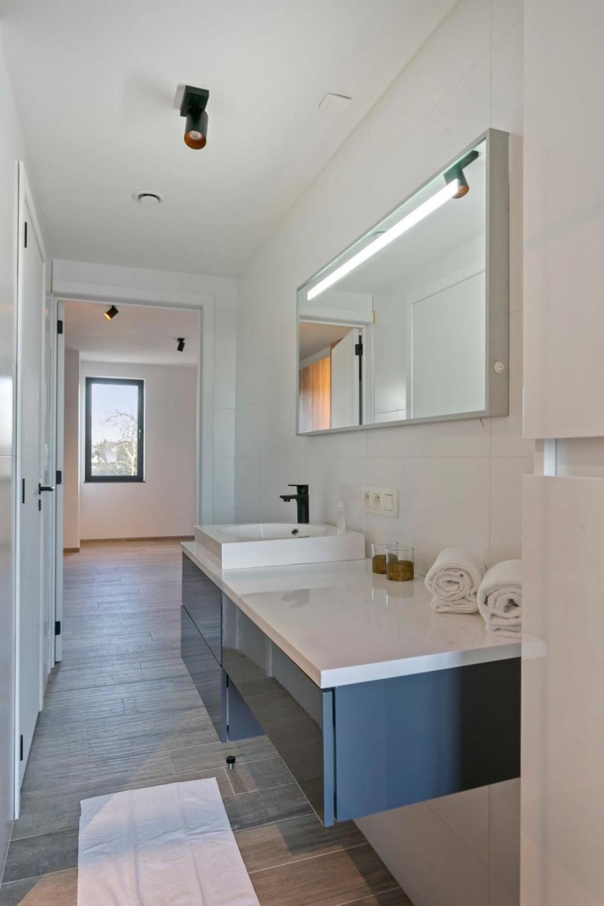 Huswell - Spacious 3 Bedroom With Private Garage Apartment *